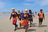 Tim pencarian dan pertolongan (SAR) gabungan Kepulauan Bangka Belitung saat melakukan evakuasi terhadap anak buah kapal (ABK) kapal motor (KM) Sumber Jaya 88 yang tenggelam di perairan Tanjung Berikat, Bangka Tengah, Kamis (29/5/2025). korban bernama Zeni Wirawan (26) ditemukan meninggal dunia tidak jauh dari kapal mereka. (ANTARA FOTO/HO-Humas Kansar Pangkalpinang)