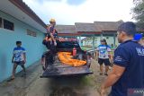 Tim pencarian dan pertolongan (SAR) gabungan Kepulauan Bangka Belitung saat melakukan evakuasi terhadap anak buah kapal (ABK) kapal motor (KM) Sumber Jaya 88 yang tenggelam di perairan Tanjung Berikat, Bangka Tengah, Kamis (29/5/2025). korban bernama Zeni Wirawan (26) ditemukan meninggal dunia tidak jauh dari kapal mereka. (ANTARA FOTO/HO-Humas Kansar Pangkalpinang)