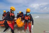 Tim pencarian dan pertolongan (SAR) gabungan Kepulauan Bangka Belitung saat melakukan evakuasi terhadap anak buah kapal (ABK) kapal motor (KM) Sumber Jaya 88 yang tenggelam di perairan Tanjung Berikat, Bangka Tengah, Kamis (29/5/2025). korban bernama Zeni Wirawan (26) ditemukan meninggal dunia tidak jauh dari kapal mereka. (ANTARA FOTO/HO-Humas Kansar Pangkalpinang)