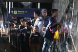 Penumpang berjalan menuju ruang tunggu di stasiun Malang, Jawa Timur, Kamis (29/5/2025). PT KAI Daops 8 mencatat pada periode libur Kenaikan Isa Al masih dan cuti bersama yakni tanggal 28 Mei hingga 1 Juni 2025 mobilitas masyarakat yang menggunakan angkutan kereta api di stasiun Malang mencapai 23.649 orang sementara puncak mobilitas penumpang kereta terjadi pada Kamis (29/5) dengan jumlah penumpang  sebanyak 6.447 penumpang. ANTARA Jatim/Ari Bowo Sucipto/mas.