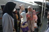 Penumpang berjalan menuju pintu gerbong gerbong kereta api di stasiun Malang, Jawa Timur, Kamis (29/5/2025). PT KAI Daops 8 mencatat pada periode libur Kenaikan Isa Al masih dan cuti bersama yakni tanggal 28 Mei hingga 1 Juni 2025 mobilitas masyarakat yang menggunakan angkutan kereta api di stasiun Malang mencapai 23.649 orang sementara puncak mobilitas penumpang kereta terjadi pada Kamis (29/5) dengan jumlah penumpang  sebanyak 6.447 penumpang. ANTARA Jatim/Ari Bowo Sucipto/mas.