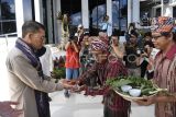 Menteri Kebudayaan Fadli Zon (kiri) disambut prosesi Tepung Tawar saat peresmian Gedung Balai Pelestarian Kebudayaan Wilayah XIV di Samarinda, Kalimantan Timur, Jumat (30/5/2025). Fadli Zon meresmikan renovasi Gedung Balai Pelestarian Kebudayaan Wilayah XIV yang dapat dimanfaatkan untuk akselerasi mempercepat kebudayaan baru di bidang digital, film, musik dan seni kontemporer di wilayah Kalimantan Timur. Antara Kaltim/M Risyal Hidayat
