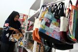 Perajin Sundari menata tas berbahan limbah tekstil yakni kain perca batik di rumah produksi Zigmarie, Tunjungsekar, Kota Malang, Jawa Timur, Jumat (30/5/2025). Menurut perajin aksesori fesyen tersebut tas dengan hiasan kain wastra nusantara seperti batik dan tenun, yang dibuat melalui proses daur ulang ramah lingkungan (upcycling), digemari pelanggan di Belanda, Turki maupun pasar dalam negeri dengan rata-rata penjualan per bulan mencapai 50 buah dengan harga antara Rp35 ribu hingga Rp250 ribu per buah tergantung kualitas. Antara Jatim/Ari Bowo Sucipto/um 
