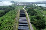 Foto udara area panel tenaga surya yang terpasang di kawasan Peta Area Terdampak (PAT) lumpur Lapindo, Porong, Sidoarjo, Jawa Timur, Jumat (30/5/2025). Kementerian Energi dan Sumber Daya menyatakan dalam Rencana Usaha Penyediaan Tenaga Listrik (RUPTL) 2025 - 2034 total serapan tenaga kerja di sektor kelistrikan berbasis energi baru terbarukan (EBT) ditargetkan mencapai 760.000 pekerja atau 91 persen dari total sebanyak 836.696 tenaga kerja di segmen pembangkit listrik seiring dengan rencana pemerintah mencapai bauran energi bersih hingga 76 persen hingga 2034. Antara Jatim/Umarul Faruq