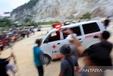 Petugas gabungan membawa jenazah korban longsor dengan ambulans yang tertimbun bebatuan di lokasi galian C, Cipanas, Dukuhpuntang, Kab. Cirebon, Jawa Barat, Jumat (30/5/2025). Petugas SAR gabungan telah berhasil menemukan sembilan korban longsor di galian C dengan kondisi meninggal dunia. ANTARA FOTO/Dedhez Anggara/agr