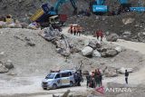 Petugas gabungan membawa jenazah korban longsor menuju ambulans di lokasi galian C, Cipanas, Dukuhpuntang, Kab. Cirebon, Jawa Barat, Jumat (30/5/2025). Petugas SAR gabungan telah berhasil menemukan sembilan korban longsor di galian C dengan kondisi meninggal dunia. ANTARA FOTO/Dedhez Anggara/agr