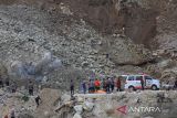 Petugas gabungan membawa jenazah korban longsor menuju ambulans di lokasi galian C, Cipanas, Dukuhpuntang, Kab. Cirebon, Jawa Barat, Jumat (30/5/2025). Petugas SAR gabungan telah berhasil menemukan sembilan korban longsor di galian C dengan kondisi meninggal dunia. ANTARA FOTO/Dedhez Anggara/agr