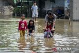 Anak-anak bermain air saat banjir yang menggenangi permukiman di Kampung Candulan, Cipondoh, Kota Tangerang, Banten, Jumat (30/5/2025). Banjir setinggi 30 - 50 cm tersebut akibat luapan Kali Angke yang dipicu tingginya intensitas hujan pada Kamis (29/5) malam. ANTARA FOTO/Putra M. Akbar/gp