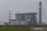 Petani menebar pupuk pada area persawahan di sekitar lokasi Pembangkit Listrik Tenaga Uap (PLTU) Jawa 7, Kabupaten Serang, Banten, Jumat (30/5/2025). Menteri Energi dan Sumber Daya Mineral Bahlil Lahadalia menyampaikan rencana pembangunan PLTU sebesar 6,3 gigawatt (GW) dalam Rencana Usaha Penyediaan Tenaga Listrik (RUPTL) PLN 2025â2034 yang disebabkan lemahnya komitmen transisi energi global. ANTARA FOTO/Angga Budhiyanto/gp