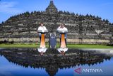 Presiden Prabowo Subianto (kanan) dan Presiden Prancis Emmanuel Macron (kiri) menyampaikan keterangan kepada wartawan usai kunjungan di Candi Borobudur, Kabupaten Magelang, Jawa Tengah, Kamis (29/5/2025). Dalam kunjungan di candi yang dibangun pada 750-850 Masehi oleh Dinasti Syailendra dari Kerajaan Mataram Kuno tersebut keduanya menyampaikan sejumlah kesepakatan antarkedua negara. ANTARA FOTO/Galih Pradipta/app/gp