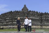Presiden Prabowo Subianto (kanan) bersama Presiden Prancis Emmanuel Macron (tengah) dan istri Brigitte Macron (kiri) berfoto bersama usai melakukan kunjungan di Candi Borobudur, Kabupaten Magelang, Jawa Tengah, Kamis (29/5/2025). Dalam kunjungan di candi yang dibangun pada 750-850 Masehi oleh Dinasti Syailendra dari Kerajaan Mataram Kuno tersebut keduanya menyampaikan sejumlah kesepakatan antarkedua negara.  ANTARA FOTO/Galih Pradipta/gp