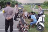 Kelompok remaja nekad tutup jalan untuk jadikan 