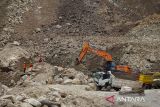 Petugas gabungan dengan alat berat mencari korban longsor yang tertimbun bebatuan di lokasi galian C, Cipanas, Dukuhpuntang, Kab. Cirebon, Jawa Barat, Jumat (30/5/2025). Longsor dari tebing tambang batu tersebut menyebabkan 5 orang meninggal dunia dan puluhan korban lain yang masih belum ditemukan. ANTARA FOTO/Dedhez Anggara/agr