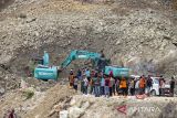 Petugas gabungan dengan alat berat mencari korban longsor yang tertimbun bebatuan di lokasi galian C, Cipanas, Dukuhpuntang, Kab. Cirebon, Jawa Barat, Jumat (30/5/2025). Longsor dari tebing tambang batu tersebut menyebabkan 5 orang meninggal dunia dan puluhan korban lain yang masih belum ditemukan. ANTARA FOTO/Dedhez Anggara/agr