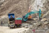 Petugas gabungan dengan alat berat mencari korban longsor yang tertimbun bebatuan di lokasi galian C, Cipanas, Dukuhpuntang, Kab. Cirebon, Jawa Barat, Jumat (30/5/2025). Longsor dari tebing tambang batu tersebut menyebabkan 5 orang meninggal dunia dan puluhan korban lain yang masih belum ditemukan. ANTARA FOTO/Dedhez Anggara/agr