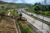 Pekerja menggunakan alat berat memperbaiki jalan tol yang terdampak pergerakan tanah di Jalan Tol Cisumdawu KM 177 di Kabupaten Sumedang, Jawa Barat, Jumat (30/5/2025). Kepala Pelaksana Badan Penanggulangan Bencana Daerah (BPBD) Kabupaten Sumedang Atang Sutarno mengatakan, badan Jalan Tol Cisumdawu mengalami kerusakan akibat pergerakan tanah sepanjang 300 meter dan kedalaman 5 hingga 30 sentimeter sejak minggu 25 Mei 2025. ANTARA FOTO/Raisan Al Farisi/agr
