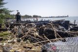 Sampah limbah pabrik cemari pantai. Warga mengumpulkan sampah plastik di pantai Balongan Indah, Indramayu, Jawa Barat, Jumat (30/5/2025). Sampah plastik limbah pabrik itu sengaja dibiarkan menumpuk hingga mencemari pantai dan mengganggu aktivitas pengunjung wisata. ANTARA FOTO/Dedhez Anggara.ANTARA FOTO/Dedhez Anggara (ANTARA FOTO/Dedhez Anggara)