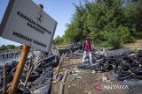 Warga melihat tumpukan sampah plastik di pantai Balongan Indah, Indramayu, Jawa Barat, Jumat (30/5/2025). Sampah plastik limbah pabrik itu sengaja dibiarkan menumpuk hingga mencemari pantai dan mengganggu aktivitas pengunjung wisata. ANTARA FOTO/Dedhez Anggara/agr
