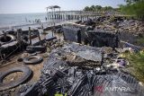 Warga mengumpulkan sampah plastik di pantai Balongan Indah, Indramayu, Jawa Barat, Jumat (30/5/2025). Sampah plastik limbah pabrik itu sengaja dibiarkan menumpuk hingga mencemari pantai dan mengganggu aktivitas pengunjung wisata. ANTARA FOTO/Dedhez Anggara/agr
