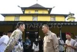 Menteri Kebudayaan Fadli Zon (kanan) seusai shalat Jumat di Masjid Shiratal Mustaqiem di Samarinda, Kalimantan Timur, Jumat (30/5/2025). Dalam kunjungannya di masjid cagar budaya yang berdiri pada tahun 1881 tersebut Fadli Zon juga melaksanakan ibadah shalat jumat. Antara kaltim/M Risyal Hidayat