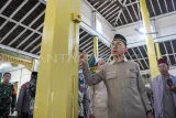 Menteri Kebudayaan Fadli Zon (kedua kanan) melihat salah satu tiang saat mengunjungi Masjid Shiratal Mustaqiem di Samarinda, Kalimantan Timur, Jumat (30/5/2025). Dalam kunjungannya di masjid cagar budaya yang berdiri pada tahun 1881 tersebut Fadli Zon juga melaksanakan ibadah shalat jumat. Antara kaltim/M Risyal Hidayat