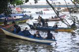 Sejumlah warga menaiki perahu ketinting saat akan membersihkan aliran Sungai Karang Mumus di Samarinda, Kalimantan Timur, Sabtu (31/5/2025). Pemerintah Kota Samarinda menggelar kerja bakti massal bertajuk Gerakan Perahu Ketinting Pungut Sampah Sungai Karang Mumus dan Apel Bersama yang diikuti ratusan orang dari berbagai elemen masyarakat dalam memperingati Hari Lingkungan Hidup Sedunia 2025. Antara Kaltim/M Risyal Hidayat
