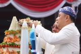 Wali Kota Surabaya Eri Cahyadi (kanan) didampingi Wakil Wali Kota Surabaya Armuji (kiri) memotong tumpeng saat resepsi Hari Jadi ke-732 Kota Surabaya di Balai Kota Surabaya, Surabaya, Jawa Timur, Sabtu (31/5/2025). Puncak peringatan Hari Jadi ke-732 Kota Surabaya itu dilaksanakan dengan upacara dilanjutkan pemberian penghargaan kepada personel TNI, Polri serta masyarakat umum, dan potong tumpeng. Antara Jatim/Didik Suhartono/um 