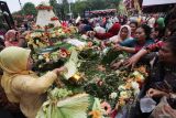 Sejumlah warga berebut tumpeng saat resepsi Hari Jadi ke-732 Kota Surabaya di Balai Kota Surabaya, Surabaya, Jawa Timur, Sabtu (31/5/2025). Puncak peringatan Hari Jadi ke-732 Kota Surabaya itu dilaksanakan dengan upacara dilanjutkan pemberian penghargaan kepada personel TNI, Polri serta masyarakat umum, dan potong tumpeng. Antara Jatim/Didik Suhartono/um 
