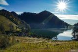 Suasana Danau Ranu Kumbolo di Kawasan Taman Nasional Bromo Tengger Semeru (TNBTS), Lumajang, Jawa Timur, Sabtu (31/5/2025). Berdasarkan data Balai Besar TNBTS kunjungan wisatawan pendakian Semeru yang dibatasi kuota 200 orang per hari tersebut pada libur panjang Kenaikan Yesus Kristus mengalami peningkatan kunjungan hingga 100 orang per hari dibandingkan hari biasa yang rata-rata hanya puluhan pendaki. Antara Jatim/Irfan Sumanjaya/um 