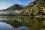 Susana Danau Ranu Kumbolo di Kawasan Taman Nasional Bromo Tengger Semeru (TNBTS), Lumajang, Jawa Timur, Sabtu (31/5/2025). Berdasarkan data Balai Besar TNBTS kunjungan wisatawan pendakian Semeru yang dibatasi kuota 200 orang per hari tersebut pada libur panjang Kenaikan Yesus Kristus mengalami peningkatan kunjungan hingga 100 orang per hari dibandingkan hari biasa yang rata-rata hanya puluhan pendaki. Antara Jatim/Irfan Sumanjaya/um 