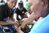 Wali Kota Samarinda Andi Harun (tengah) bersama warga mengangkat sampah dari aliran muara Sungai Karang Mumus di Samarinda, Kalimantan Timur, Sabtu (31/5/2025). Pemerintah Kota Samarinda menggelar kerja bakti massal bertajuk Gerakan Perahu Ketinting Pungut Sampah Sungai Karang Mumus dan Apel Bersama yang diikuti ratusan orang dari berbagai elemen masyarakat dalam memperingati Hari Lingkungan Hidup Sedunia 2025. Antara Kaltim/M Risyal Hidayat