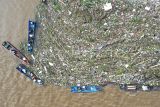 Sejumlah warga dengan menggunakan perahu ketinting mengambil sampah yang berada di aliran muara Sungai Karang Mumus di Samarinda, Kalimantan Timur, Sabtu (31/5/2025). Pemerintah Kota Samarinda menggelar kerja bakti massal bertajuk Gerakan Perahu Ketinting Pungut Sampah Sungai Karang Mumus dan Apel Bersama yang diikuti ratusan orang dari berbagai elemen masyarakat dalam memperingati Hari Lingkungan Hidup Sedunia 2025. Antara Kaltim/M Risyal Hidayat