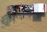 Sejumlah prajurit TNI bersama warga menjaring sampah yang berada di aliran muara Sungai Karang Mumus di Samarinda, Kalimantan Timur, Sabtu (31/5/2025). Pemerintah Kota Samarinda menggelar kerja bakti massal bertajuk Gerakan Perahu Ketinting Pungut Sampah Sungai Karang Mumus dan Apel Bersama yang diikuti ratusan orang dari berbagai elemen masyarakat dalam memperingati Hari Lingkungan Hidup Sedunia 2025. Antara Kaltim/M Risyal Hidayat