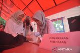 Lansia penerima manfaat mencoba kacamata baca bantuan Kementerian Sosial usai puncak peringatan Hari Lanjut Usia Nasional (HLUN) di Sentra Dharma Guna di Kota Bengkulu, Bengkulu, Sabtu (31/5/2025).

Dalam puncak peringatan HLUN 2025 tersebut Kementerian Sosial menyalurkan bantuan asistensi rehabilitasi sosial (ATENSI) kepada 440 lansia sebagai penerima manfaat di wilayah Provinsi Bengkulu dalam bentuk paket kebutuhan dasar, kursi roda, tongkat kaki tiga, walker, kacamata baca serta operasi katarak gratis dengan nilai lebih dari Rp343 Juta. ANTARA FOTO/Muhammad Izfaldi