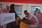 Lansia penerima manfaat mencoba kacamata baca bantuan Kementerian Sosial usai puncak peringatan Hari Lanjut Usia Nasional (HLUN) di Sentra Dharma Guna di Kota Bengkulu, Bengkulu, Sabtu (31/5/2025).

Dalam puncak peringatan HLUN 2025 tersebut Kementerian Sosial menyalurkan bantuan asistensi rehabilitasi sosial (ATENSI) kepada 440 lansia sebagai penerima manfaat di wilayah Provinsi Bengkulu dalam bentuk paket kebutuhan dasar, kursi roda, tongkat kaki tiga, walker, kacamata baca serta operasi katarak gratis dengan nilai lebih dari Rp343 Juta. ANTARA FOTO/Muhammad Izfaldi