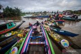 Pedagang menjajakan barang dagangan menggunakan perahu kecil (kelotok) di Pasar Terapung Lok Baintan, Kabupaten Banjar, Kalimantan Selatan, Sabtu (31/5/2025). Pasar Terapung Lok Baintan termasuk salah satu site Geopark Meratus yang telah dinobatkan sebagai UNESCO Global Geoparks (UGGp) oleh Dewan Eksekutif UNESCO pada Sidang Dewan Eksekutif UNESCO ke-221 yang berlangsung di Paris, Prancis, beberapa waktu lalu. ANTARA/Bayu Pratama S
