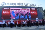 Menteri Sosial Saifullah Yusuf (ketiga kanan), didampingi Istri Fatma Saifullah Yusuf (ketiga kiri) dan Bupati Jember Muhammad Fawait (kedua kanan) mengikuti senam pagi saat peringatan Hari Lanjut Usia Nasional 2025 di Alun-alun Jember, Jawa Timur, Sabtu (31/5/2025). Peringatan Hari Lanjut Usia Nasional 2025 dihadiri 4.000 lansia dan penyaluran bantuan untuk lansia senilai Rp21 miliar. Antara Jatim/Seno/mas.