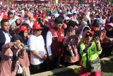 Sejumlah lansia berswafoto dengan Menteri Sosial Saifullah Yusuf (tengah),  saat peringatan Hari Lanjut Usia Nasional 2025 di Alun-alun Jember, Jawa Timur, Sabtu (31/5/2025). Peringatan Hari Lanjut Usia Nasional 2025 dihadiri 4.000 lansia dan penyaluran bantuan untuk lansia senilai Rp21 miliar. Antara Jatim/Seno/mas.