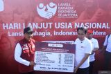Menteri Sosial Saifullah Yusuf (kiri), menyerahkan bantua ke Bupati Jember Muhammad Fawait (kanan) saat peringatan Hari Lanjut Usia Nasional 2025 di Alun-alun Jember, Jawa Timur, Sabtu (31/5/2025). Peringatan Hari Lanjut Usia Nasional 2025 dihadiri 4.000 lansia dan penyaluran bantuan untuk lansia senilai Rp21 miliar. Antara Jatim/Seno/mas.