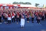 Ribuan lansia mengikuti senam pagi saat peringatan Hari Lanjut Usia Nasional 2025 di Alun-alun Jember, Jawa Timur, Sabtu (31/5/2025). Peringatan Hari Lanjut Usia Nasional 2025 dihadiri 4.000 lansia dan penyaluran bantuan untuk lansia senilai Rp21 miliar. Antara Jatim/Seno/mas.