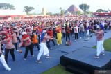 Ribuan lansia mengikuti senam pagi saat peringatan Hari Lanjut Usia Nasional 2025 di Alun-alun Jember, Jawa Timur, Sabtu (31/5/2025). Peringatan Hari Lanjut Usia Nasional 2025 dihadiri 4.000 lansia dan penyaluran bantuan untuk lansia senilai Rp21 miliar. Antara Jatim/Seno/mas.