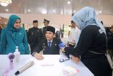 Bupati Tananah Bumbu Provinsi Kalimantan Selatan, Andi Rudi Latif akrab disapa Bang Arul (kanan) didampingi Wakil Ketua DPRD Tanah Bumbu H. Hasanuddin (kiri) meninjau pelaksanaan donor darah untuk memnuhi kebutuhan stok darah di Batulicin, beberapa waktu lalu. ANTARA/HO-Pemkab Tanah Bumbu