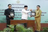 Bupati Tanah Bumbu Provinsi Kalimantan Selatan, Andi Rudi Latif  (kanan) menerima penyerahan Laporan Hasil Pemeriksaan (LHP)  dari Kepala Badan Pemeriksa Keuangan (BPK) RI Perwakilan Kalimantan Selatan Andriyanto (tengah) di dampingi Ketua DPRD Kabupaten Tanah Bumbu Andrean Atma Maulani (kiri) atas capaian Laporan Keuangan Pemerintah Daerah (LKPD) Tahun Anggaran 2024. dengan predikat opini Wajarr Tanpa Pengecualian (WTP) di Banjarbaru, beberapa waktu lalu. ANTARA/HO-Pemkab Tanah Bumbu
