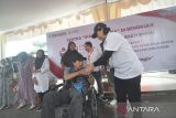 Lansia penerima manfaat mencoba kacamata baca bantuan Kementerian Sosial usai puncak peringatan Hari Lanjut Usia Nasional (HLUN) di Sentra Dharma Guna di Kota Bengkulu, Bengkulu, Sabtu (31/5/2025).

Dalam puncak peringatan HLUN 2025 tersebut Kementerian Sosial menyalurkan bantuan asistensi rehabilitasi sosial (ATENSI) kepada 440 lansia sebagai penerima manfaat di wilayah Provinsi Bengkulu dalam bentuk paket kebutuhan dasar, kursi roda, tongkat kaki tiga, walker, kacamata baca serta operasi katarak gratis dengan nilai lebih dari Rp343 Juta. ANTARA FOTO/Muhammad Izfaldi