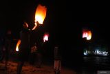 Pengunjung menerbangkan lampion saat Festival Lampion di Pantai Ngliyep, Kedungsalam, Malang, Jawa Timur, Sabtu (31/5/2025) malam. Kegiatan tersebut melibatkan 400 orang dan diadakan untuk meningkatkan jumlah kunjungan wisatawan terutama saat libur Kenaikan Yesus Kristus dan cuti bersama ke salah satu destinasi wisata unggulan di kabupaten Malang itu. ANTARA Jatim/Ari Bowo Sucipto/mas.