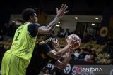 Pebasket Dewa United Banten Arthur Vadel Krisma Putra (kanan) diadang pebasket Pacific Caesar Surabaya Adonnecy Joshua Bramah saat laga lanjutan Indonesia Basketball League (IBL) 2025 di Dewa United Arena, Kabupaten Tangerang, Banten, Sabtu (31/5/2025). Dewa United Banten mengalahkan Pacific Caesar Surabaya dengan skor 133-76. ANTARA FOTO/Putra M. Akbar/gp