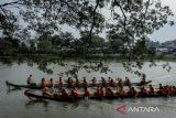 Peserta lomba balap perahu memacu kecepatan di Sungai Cisadane, Kota Tangerang, Banten, Sabtu (31/5/2025). Lomba balap perahu naga dan perahu papak tersebut diikuti 28 tim dalam rangka perayaan Peh Cun 2025 di Kota Tangerang. ANTARA FOTO/Putra M. Akbar/gp