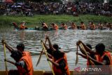 Peserta lomba balap perahu memacu kecepatan di Sungai Cisadane, Kota Tangerang, Banten, Sabtu (31/5/2025). Lomba balap perahu naga dan perahu papak tersebut diikuti 28 tim dalam rangka perayaan Peh Cun 2025 di Kota Tangerang. ANTARA FOTO/Putra M. Akbar/gp