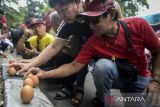 Warga keturunan Tionghoa mencoba mendirikan telur saat perayaan Peh Cun di Kota Tangerang, Banten, Sabtu (31/5/2025). Tradisi mendirikan telur adalah rangkaian dari acara Pehcun yang diselenggarakan pukul 12.00 siang pada tanggal lima bulan kelima kalender China yang dipercaya dapat memberikan berkah bagi yang berhasil menyeimbangkan telur hingga berdiri tegak. ANTARA FOTO/Putra M. Akbar/gp
