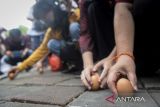 Warga keturunan Tionghoa mencoba mendirikan telur saat perayaan Peh Cun di Kota Tangerang, Banten, Sabtu (31/5/2025). Tradisi mendirikan telur adalah rangkaian dari acara Pehcun yang diselenggarakan pukul 12.00 siang pada tanggal lima bulan kelima kalender China yang dipercaya dapat memberikan berkah bagi yang berhasil menyeimbangkan telur hingga berdiri tegak. ANTARA FOTO/Putra M. Akbar/gp
